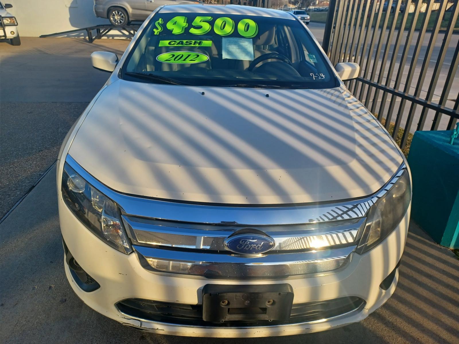 2012 WHITE /GRAY Ford Fusion SE (3FAHP0HA2CR) with an 2.5L L4 DOHC 16V engine, AUTOMATIC transmission, located at 2001 E. Lancaster, Ft. Worth, 76103, (817) 336-7000, 32.746181, -97.301018 - Photo #3